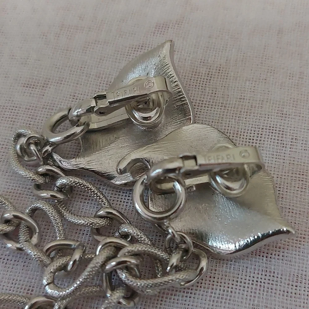 Trifari Crown Vintage Rare Find Collar Chain Guard Sweater Clips Brushed Silver - Picture 3 of 5